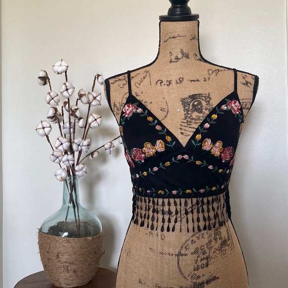 🚨[SOLD] Floral Embroidered Boho Top - Picture 1 of 6